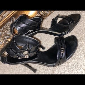 Open toe shoes